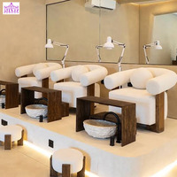 Fauteuils de pédicure élégants à dossier court pour salon de beauté et spa, station de pédicure de luxe beige avec plateforme de plomberie