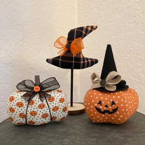 Decoración <span class=keywords><strong>de</strong></span> Calabaza <span class=keywords><strong>de</strong></span> Tela para Halloween con Dos Calabazas <span class=keywords><strong>de</strong></span> Peluche y un <span class=keywords><strong>Sombrero</strong></span> <span class=keywords><strong>de</strong></span> <span class=keywords><strong>Bruja</strong></span>, con Lindos Estampados como Calabazas Pequeñas y Puntos - Product Image 6