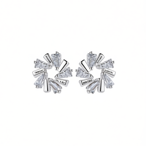 Orecchini a lobo alla moda in argento 925 con strass di cristallo e design a lettera per donna, da indossare tutti i giorni, colore oro bianco - Product Image 1