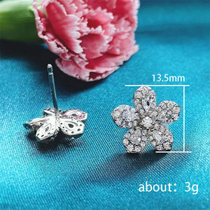 Orecchini a Perno a Forma di Fiore di Trifoglio per Donne, Accessorio per Orecchie Semplice e alla Moda per Uso Quotidiano - Product Image 5