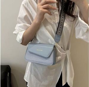 Versatile Design Women's Crossbody Bag Simple Fashionable <b>Square</b> Shoulder Bag with Zipper Closure Single Strap PU Waterproof - Product Image 6