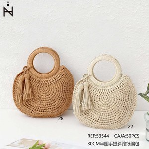 Borsa a Tracolla Semicircolare 30Cm in Carta Intrecciata con Manico a Nappa - Product Image 2