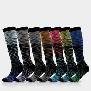 Chaussettes de compression mi-mollet en nylon à rayures pour la course à pied, le cyclisme et les sports pour jeunes - Product Image 4