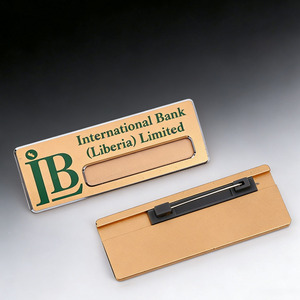 Plaque nominative de haute qualité en métal doré, réutilisable, durable, impression personnalisée avec épingle de sécurité pour employé financier - Product Image 1