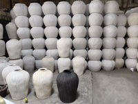 Vase à fleurs en céramique léger, durable, émaillé et sculpté à la main, design rétro européen personnalisé, écologique, pour bougies suspendues ou au sol