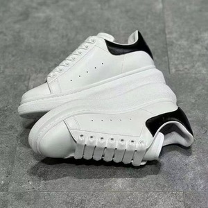 Chaussures de sport décontractées de luxe pour hommes et femmes McQueens 2026, de haute qualité, robustes, pour la course et la marche, à lacets, avec empeigne en maille légère, pour l'automne - Product Image 1