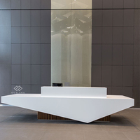 Bureau d'accueil moderne de conception unique en forme de bateau pour hôtel 5 étoiles, centre commercial et hôpital, haute couture, pour deux personnes
