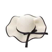 Chapeau de soleil personnalisable pour femme, à large bord ondulé, avec grand nœud, idéal pour la plage, la pêche, les activités de plein air et le style décontracté, en paille tressée.