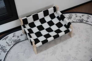 บ้านสัตว์เลี้ยงสีดำขาว ทนทาน เป็นมิตรกับสิ่งแวดล้อม โซฟาสำหรับสัตว์เลี้ยง ทำจากไม้ธรรมชาติอย่างยั่งยืน เตียงนอนแบบเปลญวนสำหรับแมว เหมาะสำหรับสัตว์เลี้ยงขนาดเล็กถึงขนาดกลาง ถอดออกได้ทั้งหมด - Product Image 2