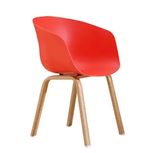 Chaise de salle à manger danois en plastique coloré confortable de haute qualité