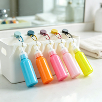 Bouteille de voyage portable en PET de 60 ml (2 oz) avec logo personnalisé, vaporisateur à gâchette, clip de suspension et mousqueton pour liquides cosmétiques