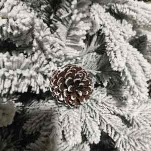 Nuevo Producto en Oferta: Árbol de Navidad Blanco de Alta Densidad con Decoraciones de Piñas, Fabricado con PE Flocado y PVC - Product Image 2