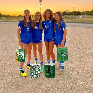 12 sacs cadeaux en papier sur le thème du football avec poignées, sacs à friandises pour les jours de match, anniversaires et autres événements sportifs - Product Image 4