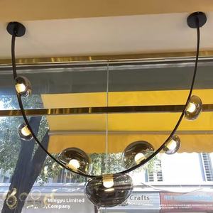 Lustre de salle à manger à <span class=keywords><strong>suspension</strong></span> en cuir au design moderne personnalisé avec globes de <span class=keywords><strong>verre</strong></span> fumé - Product Image 3