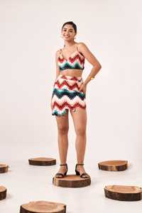 Ensemble coordonné femme élégant en organza rouge avec haut imprimé et jupe, tenue deux pièces stylée avec superpositions élégantes, look tendance - Product Image 6