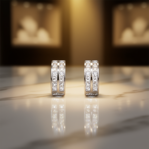 Pendientes Skilo Huggie de Plata 925 con Baño de Rodio y Cristales Engastados, Estilo Geométrico de Lujo para Uso Diario - Product Image 2