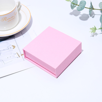 Vente en gros Boîtes rigides carrées magnétiques roses personnalisées stratification mate pour emballage de montres bijoux papier de revêtement éponge recyclable
