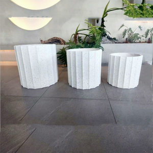 Maceta Colgante Moderna de Fibra de Arcilla Blanca de 30L, Diseño Ecológico, Ligero y Duradero con Orificio de Drenaje para Uso en el Hogar y Jardín - Product Image 1