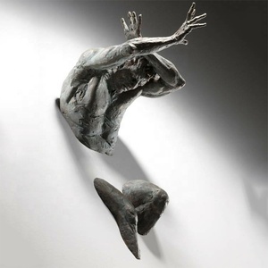 Sculpture murale en <span class=keywords><strong>bronze</strong></span> 3D moderne en métal moulé sur le thème de l'évasion, homme grimpant - Product Image 4