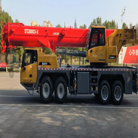 Grue mobile hydraulique STC800 pour camion de 80 tonnes, flèche télescopique de 80 000 kg, hauteur de levage de 68 m, moment de charge élevé, pompe, boîte de vitesses
