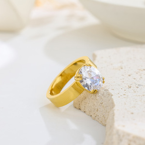 Surprise d'anniversaire pour la mariée : Bague <span class=keywords><strong>solitaire</strong></span> en acier inoxydable plaqué or avec zircon cubique, sertie sur 4 griffes - Product Image 2
