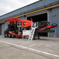 Installation mobile de concassage à mâchoires avec gril de criblage et convoyeur principal pour la production de concassage de roches et d'agrégats