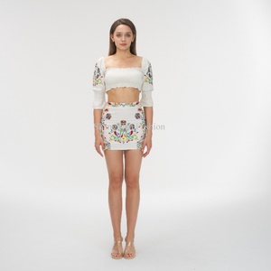 Nuevo Top Corto con Bordado Floral y Mangas Cortas para Mujer - Product Image 3