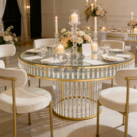 Tables de réception de luxe avec cadre doré, base en colonne de cristal et plateau en verre trempé pour événements et locations