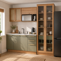 Ensemble de meubles de cuisine scandinave moderne sur mesure avec portes shaker vert sauge, armoires murales en rotin et rangement en verre pour garde-manger