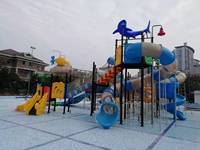 Robuste Poolrutschen aus Stahl und Kunststoff mit Treppen und Drehfunktion für den Aquatischen Spielbereich im Freien