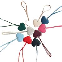 Élégant porte-clés en cuir PU en forme de cœur, pendentif d'amour de couleur unie pour la décoration personnalisée de sacs à main, accessoire de mode