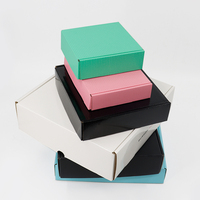 Boîte d'expédition en carton ondulé pliable, recyclée, avec logo personnalisé en relief, pour vêtements, chaussures, robes, marchandises