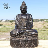 Décoration religieuse extérieure en pierre de lave naturelle noire Statue de bouddha de jardin en marbre Taille réelle Inde Sculpture de bouddha assis