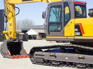 Excavatrice sur chenilles de 33 tonnes FR330D avec marteau hydraulique à vendre - Product Image 2