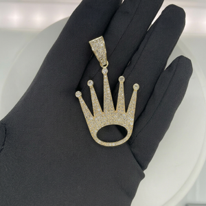 Colgante con Símbolo de Corona de Maharaja, elaborado en plata de ley 925 de primera calidad y adornado con aproximadamente 4-5 quilates de diamantes CVD. - Product Image 1