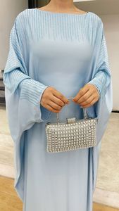 Trung Quốc sản xuất áo abaya Dubai chất liệu muslin, kiểu dáng tay chuồn chuồn, màu trơn, trang trí đá pha lê ở cổ, sản xuất theo đơn đặt hàng (OEM/ODM). - Product Image 3