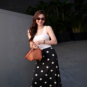 CV629 Jupe longue en satin à pois noirs et blancs pour femme, coupe sirène ajustée à la cuisse, prête à être expédiée - Product Image 1