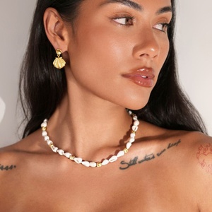 Collier ras du cou en perles de coquillage blanches, perles d'eau douce délicates, collier perlé avec grande breloque coquillage brillante, bijoux d'été faits à la main pour elle - Product Image 6