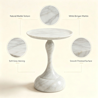 Table à boissons de luxe en marbre blanc. Table d'appoint élégante en pierre naturelle avec base sculptée pour la décoration moderne du salon.