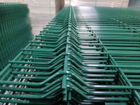 Perzikkleurig Post 3D V-vormig draadgaas hekwerk PVC gecoat anti-klim 3D gebogen beveiligingshek voor villa tuinomheining