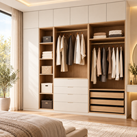 Armoire murale sur mesure en panneaux marron tabac avec banc capitonné à cannelures et colonne verticale pour vestiaires de villas de luxe