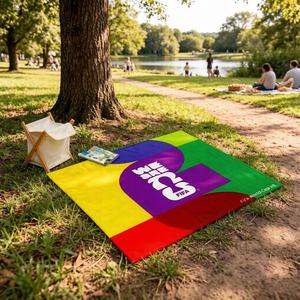 Tapis de pique-nique sur le thème de la <span class=keywords><strong>Coupe</strong></span> <span class=keywords><strong>du</strong></span> <span class=keywords><strong>Monde</strong></span> <span class=keywords><strong>FIFA</strong></span> 2026 – Design <span class=keywords><strong>FIFA</strong></span> 26 – Couverture d'extérieur imperméable et pliable aux couleurs vives - Product Image 2