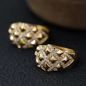 แหวนแฟชั่น ทองคำ รูปทรงพีระมิด ประดับเพชรเม็ดเล็ก สวมใส่ได้ทุกวัน - Product Image 3