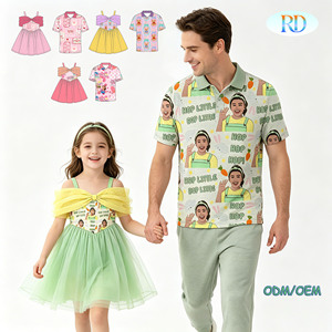 Set Coordinato Famiglia in Tessuto Elasticizzato: Abito a Rete con Fiocco per Ragazze <span class=keywords><strong>e</strong></span> Polo a Maniche Corte per Uomini, Abbigliamento Genitore-Figlio - Product Image 1