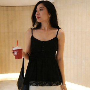 เสื้อสายเดี่ยวผู้หญิงสีดำแต่งลูกไม้ กระดุมหน้า สายสปาเก็ตตี้ ทรงเอ พลีทเนื้อนุ่ม รุ่นใหม่ล่าสุด 2026 - Product Image 5