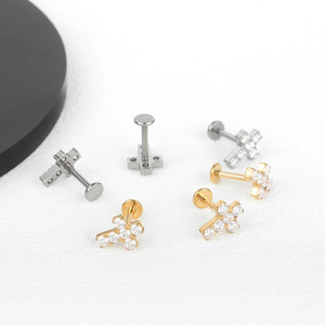 Clou d'oreille croix en zircon 16G 1,2 mm en titane et acier inoxydable, bijou piercing unisexe - Product Image 3