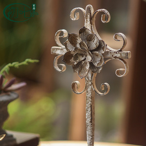 Ornement en métal vieilli de style rétro européen, en forme de croix fleurie, artisanat pour la décoration intérieure et extérieure - Product Image 1