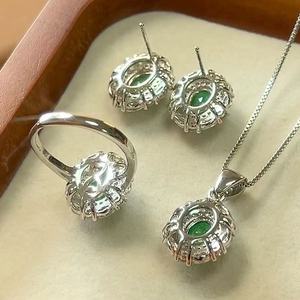 Parure de bijoux de luxe pour mariage avec pierres vertes, comprenant un collier pendentif halo en zircon cubique, des boucles d'oreilles clous et une bague, idéale pour les fiançailles et les fêtes. - Product Image 5
