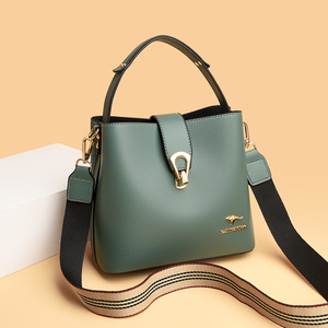 Bolso de mano y hombro para mujer con asa de rejilla, liso, elegante, de verano, con solapa y cierre de broche, estilo casual cruzado - Product Image 5