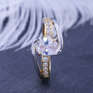 Anello da Donna Bicolore con Pietra Ovale, Gioiello di Tendenza per le Dita - Product Image 4